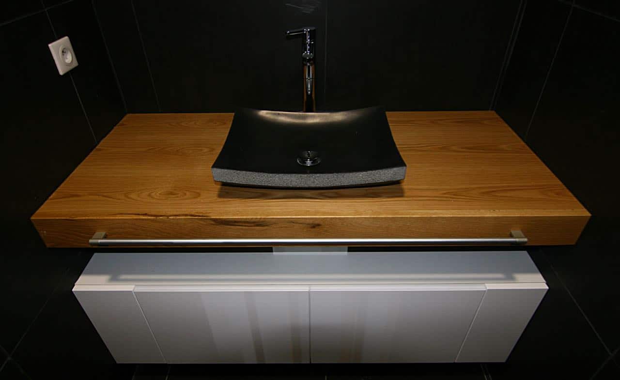 Salle de bain avec vasque